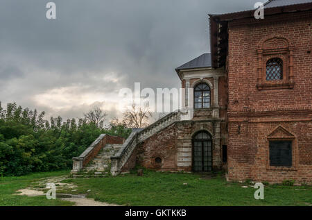 Vecchia casa con scale. Lugubre casa con i fantasmi. Stock Photo Foto Stock