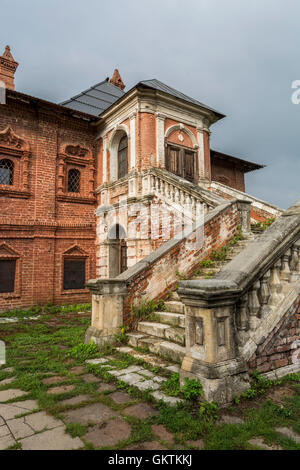 Vecchia casa con scale. Lugubre casa con i fantasmi. Stock Photo. Foto Stock