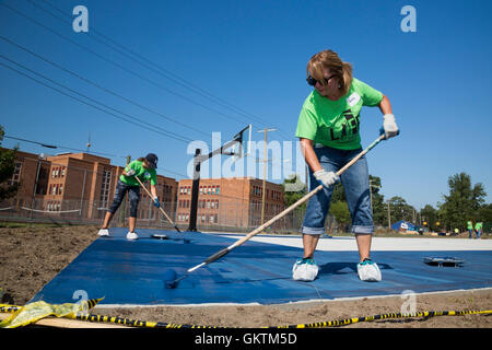 Detroit, Michigan - Volontari rinnovare un parco giochi a Denby High School. Foto Stock