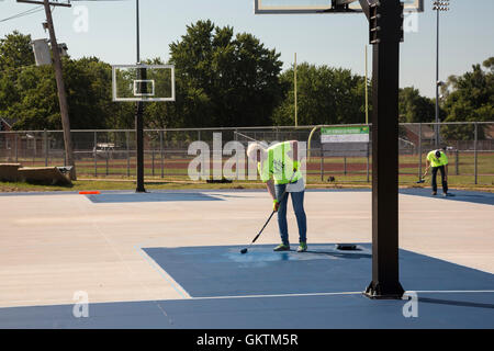 Detroit, Michigan - Volontari rinnovare un parco giochi a Denby High School. Foto Stock