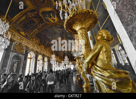 VERSAILLES, Francia - 19 Aprile 2015: folle di turisti che visitano la imponente e bellissima Sala degli Specchi del Palazzo di Foto Stock