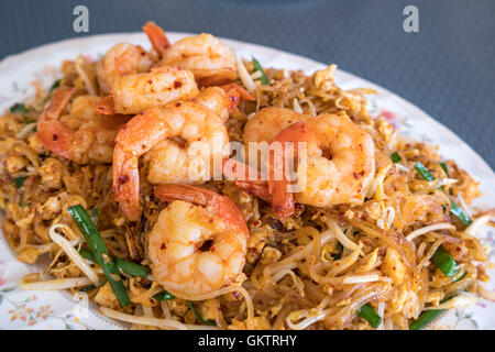 Thai noodles fritti con gamberetti, cibo tailandese padthai Foto Stock