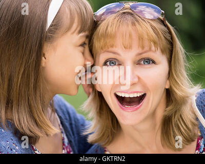 Madre e figlia al park Foto Stock