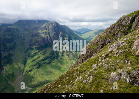 Visualizzare al cloud e rabboccato Stob Coire nan Lochan da Am Bodach montagna alta sopra la passata di Glen Coe. Glencoe Highland Scozia UK Foto Stock