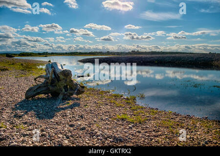 Bellissimo paesaggio scozzese scena come sole risplende attraverso le nuvole presso la foce del fiume Spey a Spey Bay Foto Stock