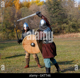 Tambov, Federazione Russa - 12 Ottobre 2014 due guerrieri in vecchio blindature russo medievale ricostruito lotta. Foto Stock