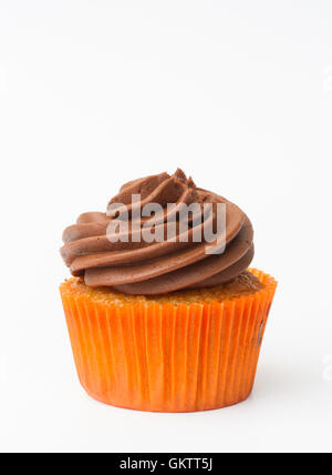 Un cioccolato cupcake arancione con glassa roteato isolato su un fondo bianco. Foto Stock