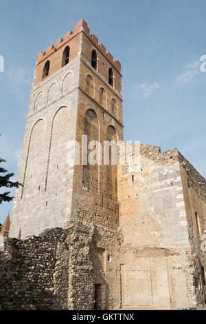 Chiesa Sainte Marie torre campanaria villaggio di Espira de L'Agly nel Languedoc Roussillion,Pirenei orientali,Midi Pirenei Foto Stock