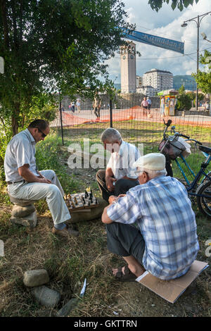 Gli uomini che giocano a scacchi, un passatempo popolare in Albania, nel parco di Elbasan, Centrale L'Albania, Foto Stock