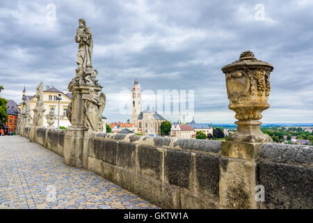 Statue Barborska sulla strada che corre parallela al collegio gesuita Kutna Hora Repubblica Ceca Foto Stock