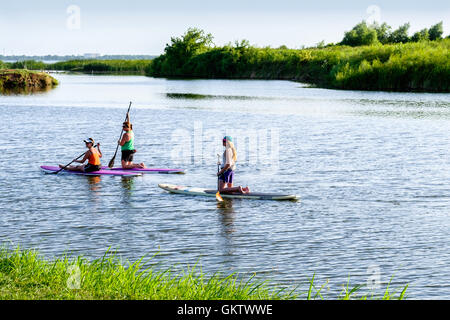 Tre giovani donne caucasici godere di paddle imbarco sul nord fiume canadese vicino a Betania e Oklahoma City, Oklahoma, Stati Uniti d'America. Foto Stock