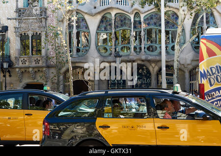 I taxi di fronte Casa Batllo (Gaudi Casa di ossa) sul Passeig de Gràcia, barcellona catalogna Foto Stock