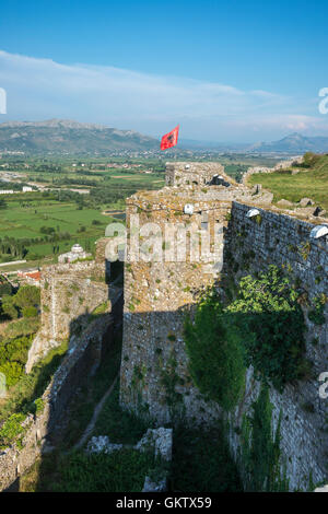 Le mura del castello di Rozafa con la valle del fiume Drin in background, Shkodra, l'Albania settentrionale. Foto Stock