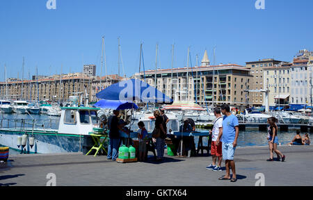 Mercato di pesci sul Vieux Port Marseille Bouches-du-Rhone Francia Foto Stock