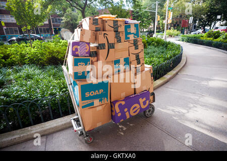 Incustodito un camion carico di getto, Amazon e le altre consegne in New York quartiere di Chelsea Venerdì, 12 agosto 2016. Wal-Mart ha acquistato di recente e-commerce Jet.com rivenditore in un $3.3 miliardi di trattativa(© Richard B. Levine) Foto Stock