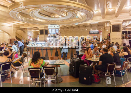 I visitatori al Concourse pranzo sul livello inferiore di Grand Central Terminal di New York di Domenica, 14 agosto 2016. (© Richard B. Levine) Foto Stock