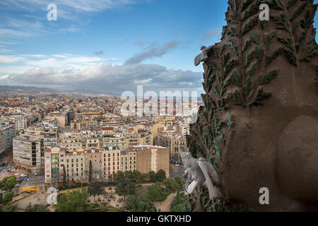 La città di Barcellona, la vista dalla chiesa della Sagrada Familia nel cuore della citta'. Foto Stock