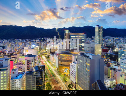 Kobe, Giappone skyline del centro nel quartiere di Sannomiya contro lo sfondo delle montagne Rokko. Foto Stock