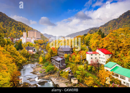 Jozankei, Giappone locande e dello skyline di fiume durante l'autunno. Foto Stock