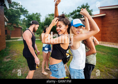 Gruppo di giovani allegro felice teens balli presso l'area pic-nic Foto Stock