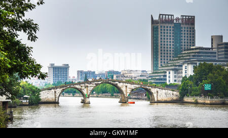 Sul lato meridionale di Gongchen arch ponte di pietra sul Grand Canal, diurno vista dalla Cisgiordania Foto Stock