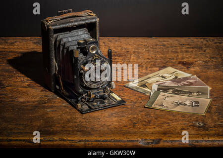 Vintage fotocamera con alcune vecchie foto dell'Impero Austro-ungarico prima guerra mondiale i soldati Foto Stock