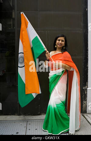 Una donna indiana in un sari con i colori che corrisponde a quello della bandiera indiana. Al 2016 India parata del giorno nella città di New York. Foto Stock