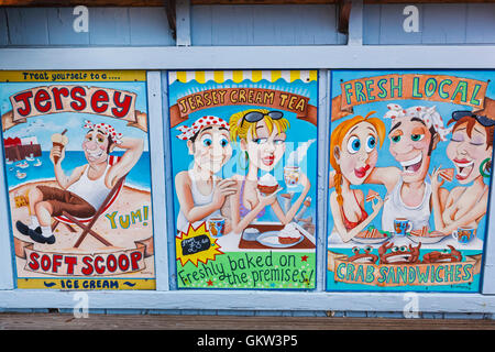 Regno Unito, Isole del Canale, Jersey, Cafe segno pubblicità di gelati e tè alla crema e panini di granchio Foto Stock