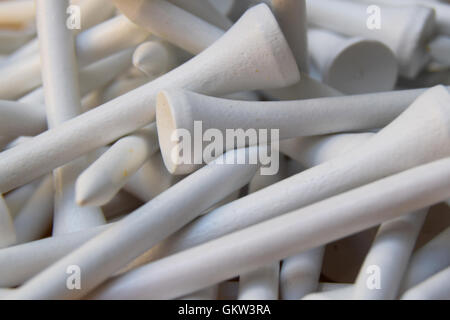 Immagine ravvicinata di bianco golf tees su un tavolo di legno Foto Stock