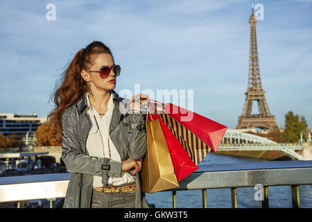 Ottieni il tuo sacchetti pronti per la Parigi d'autunno. vendita moda giovane-monger con borse per lo shopping cercando riposo Foto Stock