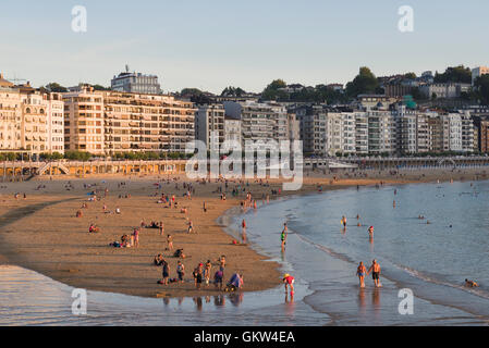 Serata estiva di sole sulla spiaggia Concha San Sebastian Donostia Spagna Foto Stock