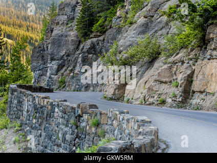 Nella curva andando al sole strada che si snoda attraverso le montagne del Montana Foto Stock