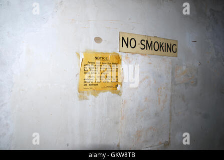 Guerra Mondiale 2 air raid poster e vietato fumare numero 3586] Foto Stock