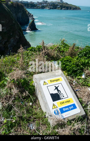 Cliff edge avvertenza Numero di Newquay 3609 Foto Stock