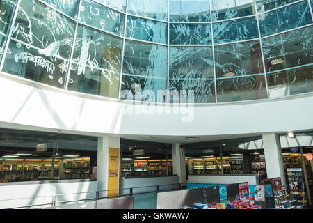 Fnac book store nel centro di Perpignan.moderno con tetti a cupola. Il sud della Francia. Foto Stock