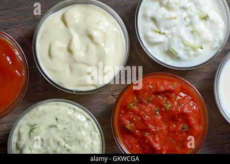 Diverse salse per fast food sul tavolo di legno Foto Stock