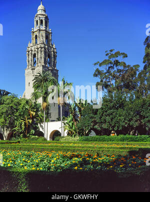 Torre della California e Alcazar giardino in Balboa Park, San Diego Foto Stock