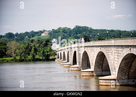 WASHINGTON, DC - Una vista sul fiume Potomac attraverso Arlington Memorial Bridge, guardando dal Washington DC lato verso Lee House (Arlington casa) sulla sponda opposta di Al Cimitero Nazionale di Arlington. Foto Stock