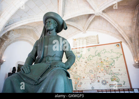 Statua di Enrico il Navigatore Museu De Marinha Lisbona // LISBONA, Portogallo — Una statua di Enrico il Navigatore (1394-1460) che si trova all'interno dell'entrata del Museu de Marinha (Museo marittimo) di Lisbona, Portogallo. Dietro la statua, contro il muro, c'è una grande mappa che traccia i principali viaggi dell'età delle scoperte del Portogallo. Il Museu de Marinha (Museo marittimo della Marina) si concentra sulla storia marittima portoghese. Ospita mostre sull'età delle scoperte del Portogallo, sulla Marina portoghese, sulla navigazione commerciale e ricreativa e, in un grande annesso, chiatte e idrovolanti. Situato nel vicino Belem Foto Stock
