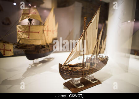 Museu De Marinha Caravel Models Lisbon Portugal // LISBON, Portugal — in primo piano è un modello di caravella a 3 alberi, rifatta da Lateen dalla fine del XV secolo. Sullo sfondo, a sinistra, c'è un modello di caravella a tiratura quadrata dei primi anni del XVI secolo. Il Museu de Marinha (Museo marittimo della Marina) si concentra sulla storia marittima portoghese. Ospita mostre sull'età delle scoperte del Portogallo, sulla Marina portoghese, sulla navigazione commerciale e ricreativa e, in un grande annesso, chiatte e idrovolanti. Situato nel quartiere Belem di Lisbona, occupa, in parte, un'ala del Jerónimos Foto Stock