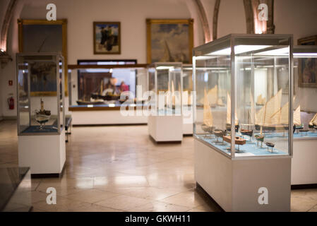 LISBONA, Portogallo — il Museu de Marinha (Museo Marittimo della Marina) si concentra sulla storia marittima portoghese. Ospita mostre sull'era della scoperta del Portogallo, la Marina portoghese, la navigazione commerciale e ricreativa e, in un grande annesso, chiatte e idrovolanti. Situato nel quartiere Belem di Lisbona, occupa, in parte, un'ala del monastero di Jerónimos. Il suo ingresso è attraverso una cappella che Enrico il navigatore aveva costruito come il luogo dove i viaggiatori in partenza hanno preso la massa prima di salpare. Il museo occupa il suo spazio attuale dal 1963. Foto Stock