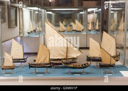 LISBONA, Portogallo — il Museu de Marinha (Museo Marittimo della Marina) si concentra sulla storia marittima portoghese. Ospita mostre sull'era della scoperta del Portogallo, la Marina portoghese, la navigazione commerciale e ricreativa e, in un grande annesso, chiatte e idrovolanti. Situato nel quartiere Belem di Lisbona, occupa, in parte, un'ala del monastero di Jerónimos. Il suo ingresso è attraverso una cappella che Enrico il navigatore aveva costruito come il luogo dove i viaggiatori in partenza hanno preso la massa prima di salpare. Il museo occupa il suo spazio attuale dal 1963. Foto Stock