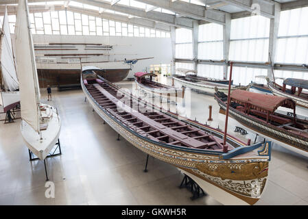 LISBONA, Portogallo — il Museu de Marinha (Museo Marittimo della Marina) si concentra sulla storia marittima portoghese. Ospita mostre sull'era della scoperta del Portogallo, la Marina portoghese, la navigazione commerciale e ricreativa e, in un grande annesso, chiatte e idrovolanti. Situato nel quartiere Belem di Lisbona, occupa, in parte, un'ala del monastero di Jerónimos. Il suo ingresso è attraverso una cappella che Enrico il navigatore aveva costruito come il luogo dove i viaggiatori in partenza hanno preso la massa prima di salpare. Il museo occupa il suo spazio attuale dal 1963. Foto Stock