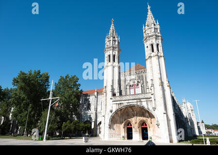 Museu De Marinha ingresso al Museo marittimo Lisbona Portogallo // LISBONA Portogallo - l'ingresso principale del Museu de Marinha (Museo marittimo). L'entrata e' attraverso la cappella originale del XV secolo. Il Museu de Marinha (Museo marittimo della Marina) si concentra sulla storia marittima portoghese. Ospita mostre sull'età delle scoperte del Portogallo, sulla Marina portoghese, sulla navigazione commerciale e ricreativa e, in un grande annesso, chiatte e idrovolanti. Situato nel quartiere Belem di Lisbona, occupa, in parte, un'ala del Monastero di Jerónimos. Il suo ingresso è attraverso una cappella che Henry Th Foto Stock