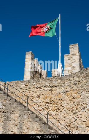 Lisbona, Portogallo - seduta alta su una collina che domina il centro di Lisbona, São Jorge Castello (o Castelo de São Jorge o Saint George Castle) è un castello moresco. Le fortificazioni sono esistiti sul sito per migliaia di anni e la corrente pareti distintivo data al XIV secolo. Foto Stock