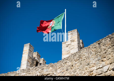 Lisbona, Portogallo - seduta alta su una collina che domina il centro di Lisbona, São Jorge Castello (o Castelo de São Jorge o Saint George Castle) è un castello moresco. Le fortificazioni sono esistiti sul sito per migliaia di anni e la corrente pareti distintivo data al XIV secolo. Foto Stock