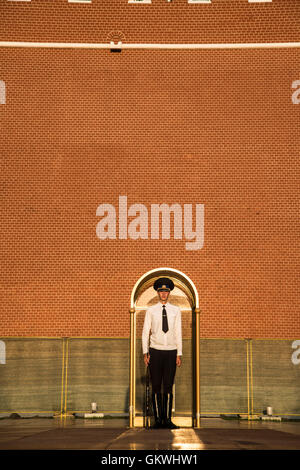 Tomba del milite ignoto vicino alla parete del Cremlino Foto Stock