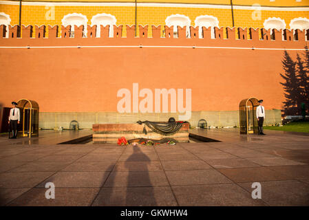 Tomba del milite ignoto vicino alla parete del Cremlino Foto Stock