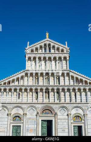 Facciata principale della Cattedrale Metropolitana di Primaziale di Santa Maria Assunta in Piazza dei Miracoli di Pisa. Toscana, Foto Stock