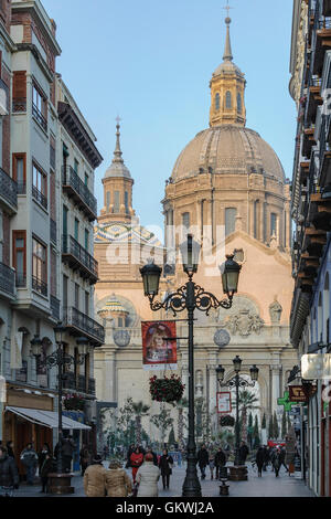 Principale strada pedonale dello shopping Alfonso I, cupole della chiesa a sfondo, Saragozza, Aragona, Spagna Foto Stock